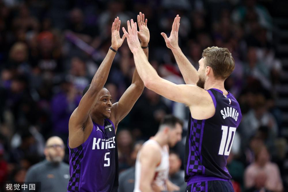 足球赛场上 足球赛场上